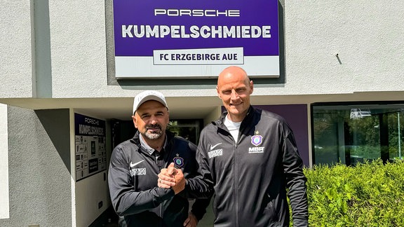 Sportgeschäftsführer Matthias Heidrich (rechts) stellt Khvicha Shubitidze (links) als neuen Leiter des Nachwuchsleistungszentrums beim FCE vor.