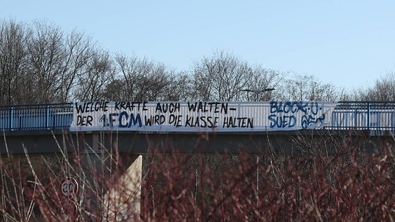 Ultras vom 1. FC Magdeburg haben an Brücken in der Stadt Banner aufgehangen.