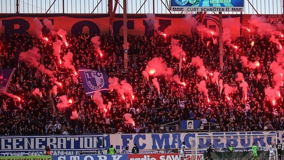 Pyro im Block U Fans des 1.FC Magdeburg im Spiel 1. FC Magdeburg vs. SC Verl