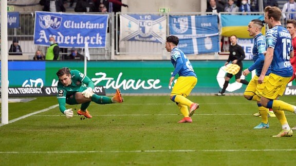 Jason Ceka FCM, 21 M. bei seinem Tor zum 1:0 gegen Torwart Daniel Mesenhöler HFC, 37.