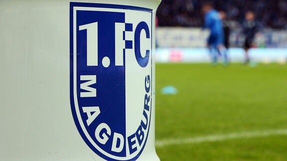 Emblem des 1.FC Magdeburg auf dem Platz