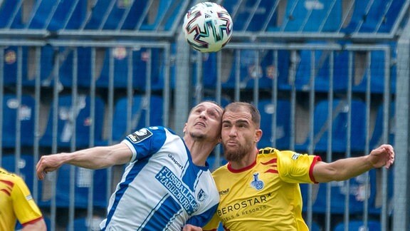 v.li.: Baris Atik (FCM, 23), Ahmet Engin (Duisburg, 9), Kopfball