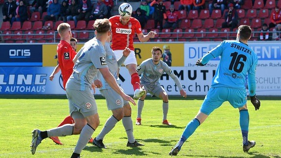 Manfred Starke FSV Zwickau Mitte erzielt das 2:1 Florian Stritzel Torwart, SV Wehen Wiesbaden
