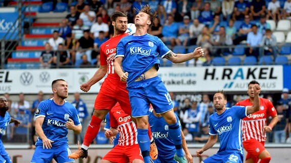 Dominic Baumann (FSV Zwickau, 28) mit Marvin Pourie (SV Meppen 13) im Kopfballduell