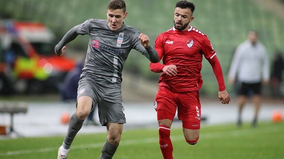 Marius Hauptmann (FSV Zwickau) (l.) mit Albion Vrenezi (Türkgücü München)
