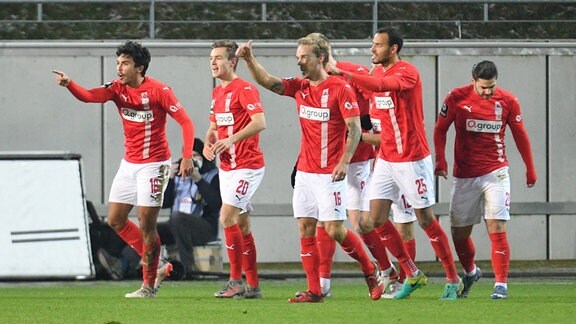 Mannschaft des FSV Zwickau bejubelt das 1:0 durch Johan Gomez (FSV Zwickau)