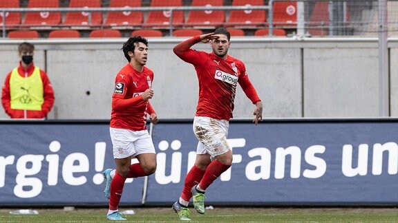 Zwickaus Torschütze Dominic Baumann (rechts) bejubelt mit Johan Gomez das 1:0.