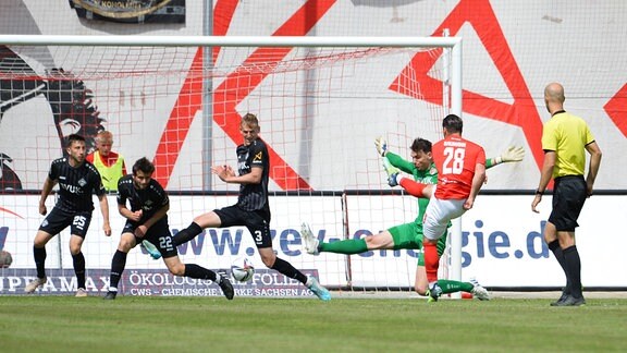 Dominic Baumann FSV Zwickau 2.v.re., erzielt das 2:0.