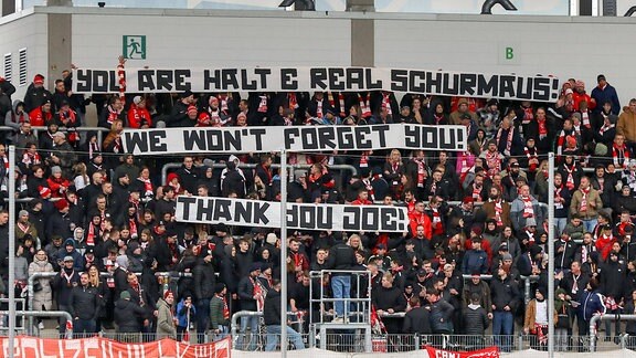 Fans FSV Zwickau zeigen Transparente und bedanken sich bei Joe Enochs