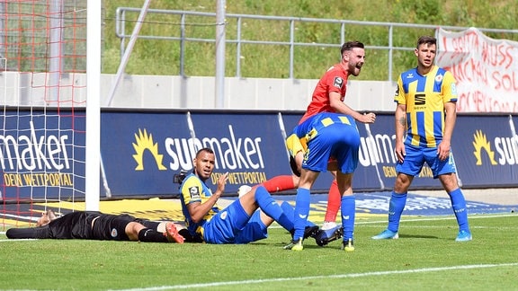 Mannschaft von Eintracht Braunschweig geschlagen, Morris Schroeter FSV Zwickau jubelt