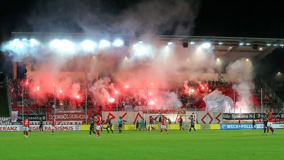 Zwickauer Fans zünden Pyrotechnik im Stadion