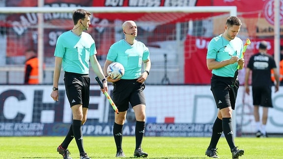 Schiedsrichterassistent Felix Grund, Schiedsrichter Nicolas Winter Hagenbach und Schiedsrichterassistent Fabian Porsch