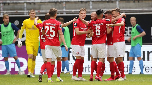 2-0 fuer den FCK durch Manfred Starke 7, FC Kaiserslautern, Torjubel,
