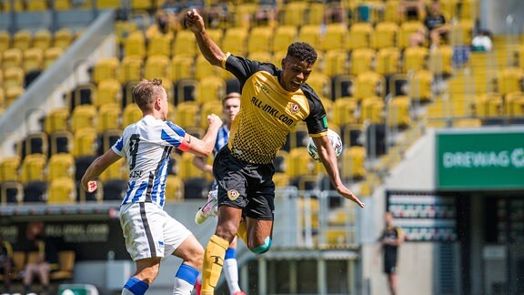 Dresdens Ransford Yeboah Königsdörffer im Duell mit Herthas Tony Fuchs.