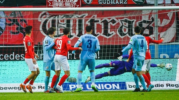 Hallescher FC vs. SV Wehen Wiesbaden v.li.Tunay Deniz Hallescher FC macht das Tor zum 2:3