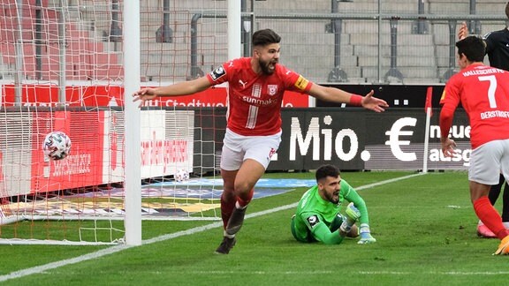 Halles Antonios Papadopoulos jubelt nach seinem Tor zum 1:1 gegen Kaiserslauterns Torwart Avdo Spahic