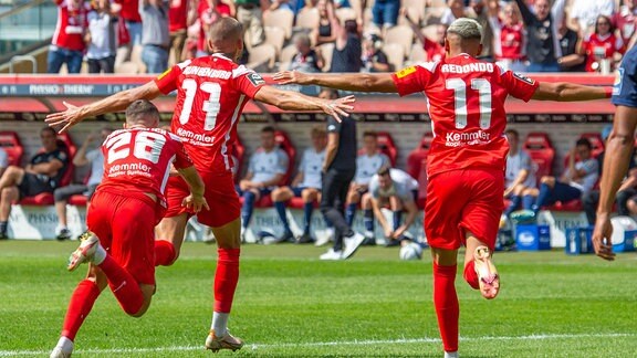 Kaiserslauterns Rene Klingenburg jubelt nach seinem Tor zum 1:0 mit seinen Mannschaftskollegen