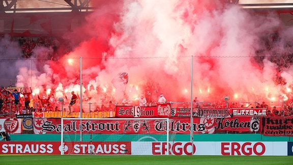 Fans von Halle zünden Pyrotechnik in ihrem Fanblock