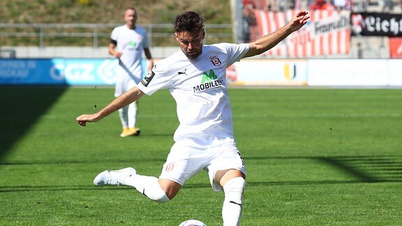 Niklas Kreuzer (Hallescher FC, 8) am Ball.