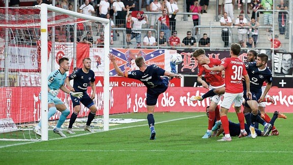 Fuenger (4, Halle) trifft zum 1:0 gegen Torhüter Pelle Boevink (26, Oldenburg).