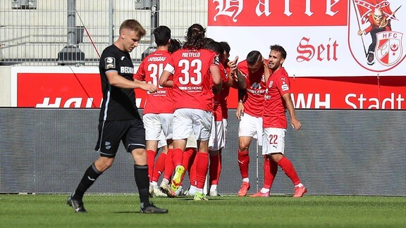Hallescher FC - SC Verl emspor, Jubel nach dem Tor zum 2:0 durch Aarom Herzog Hallescher FC