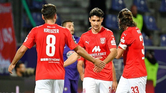 Niklas Kreuzer Hallescher FC li., Jonas Nietfeld Hallescher FC re. und Niklas Landgraf Hallescher FC Mitte