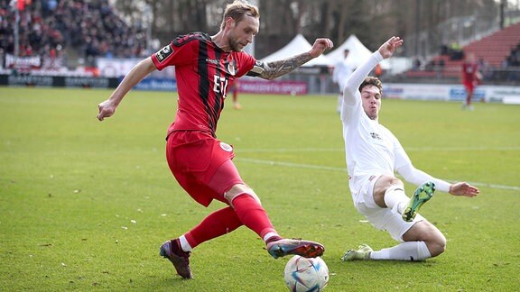 Marcel Risse von FC Viktoria Köln im Zweikampf gegen Yannic Voigt von FSV Zwickau.