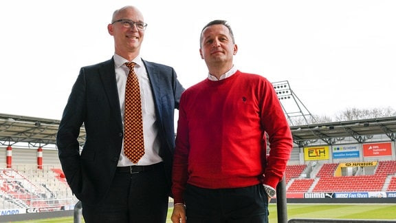 v.li. Jürgen Fox (Vorstand) und Sportdirektor Thomas Sobotzik (Hallescher FC) 