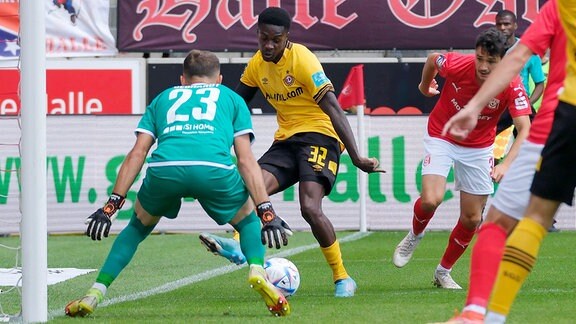 Hallescher FC - Dynamo Dresden - Christian Conteh Dresden, 32 mit einem Pass zum 0:1 gegen Torwart Felix Gebhardt HFC
