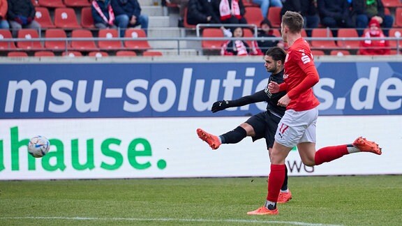 Dominic Baumann (Zwickau, 28) bei seinem Tor zum 0:1 gegen Aljaz Casar (HFC, 17), Hallescher FC vs. FSV Zwickau