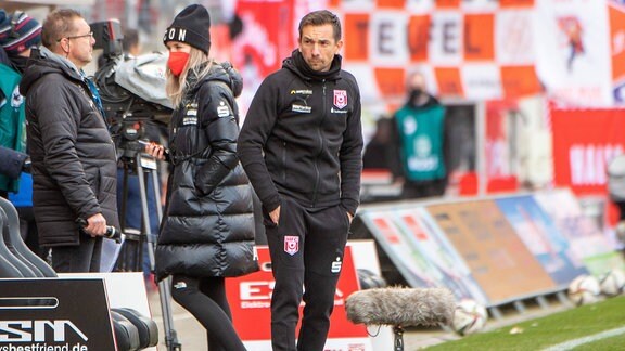 Trainer Andre Meyer, Hallescher FC, am Spielfeldrand.