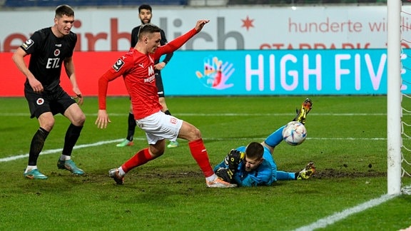 Dominik Streczyk (Hallescher FC) schießt ein Tor.