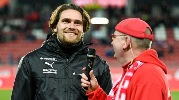 Jonas Nietfeld (Hallescher FC) und Stadionsprecher Heiko Portius (Halle)