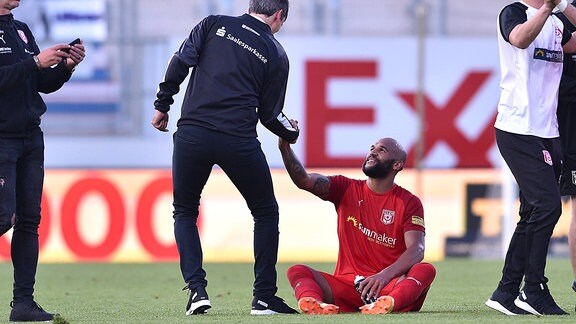 Florian Schnorrenberg reicht den am Bioden sitzenden Terrence Boyd die Hand.