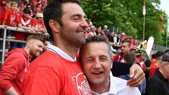 Trainer Sreto Ristic (Offenbacher Kickers,  v.l. ) und Geschäftsführer Thomas Sobotzik (Kickers Offenbach) jubeln.
