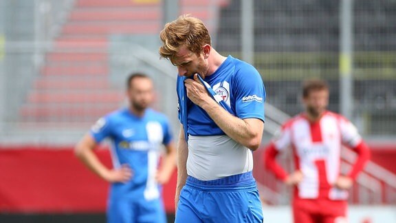  Maximilian Ahlschwede FC Hansa Rostock enttäuscht schauend.