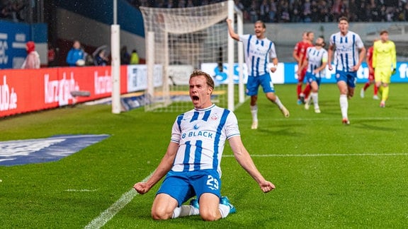 Torschütze Felix Ruschke (Hansa Rostock) jubelt nach seinem Tor zum 1:0 gegen Unterhaching.