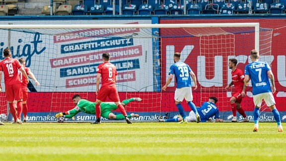 Torhueter Johannes Brinkies (FSV Zwickau) kann einen Torschuss festhalten.