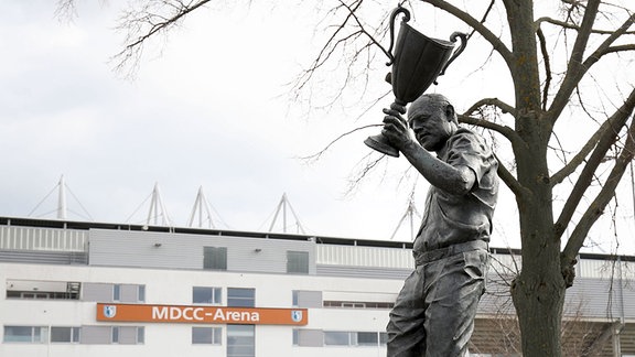 Statue der Trainerlegende Heinz Krügel vor der MDCC-Arena in Magdeburg