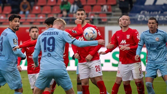 dritter v.re. Jacobsen Wiesbaden macht das Tor 