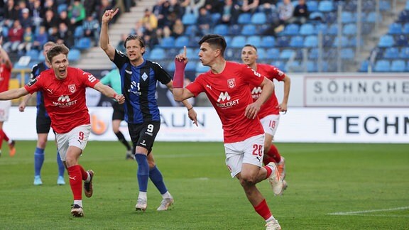 v.l., Torjubel zum 0:1 durch Tunay Deniz (Hallescher FC)