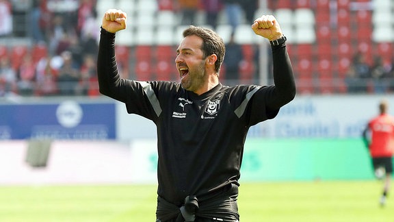 Trainer Sreto Ristic jubelt nach dem Sieg gegen Essen