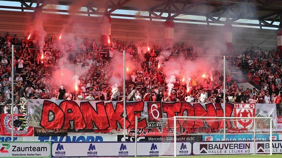 Die Fans von Halle verschabschieden Toni Lindenhahn (Hallescher FC, 6)