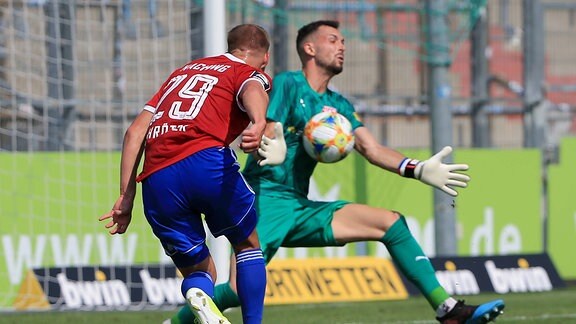 Felix Schroeter (Unterhaching) scheitert an Kai Eisele ( Hallescher FC).