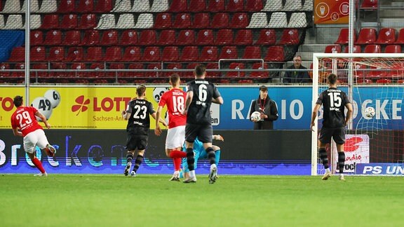 Im Bild: Tor für den Hallescher FC. Andor Bolyki 29, Halle trifft zum 1:0.
