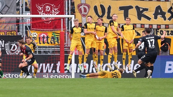 Tor für Ingolstadt. Max Besuschkow  17, Ingolstadt trifft per Freistoß zum 1:0.