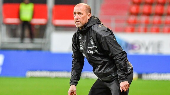 Cheftrainer Joe Enochs FSV Zwickau an der Seitenlinie
