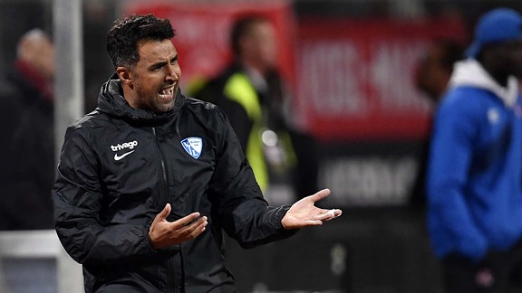 Ismail Atalan (Trainer VfL Bochum ) aufgeregt 