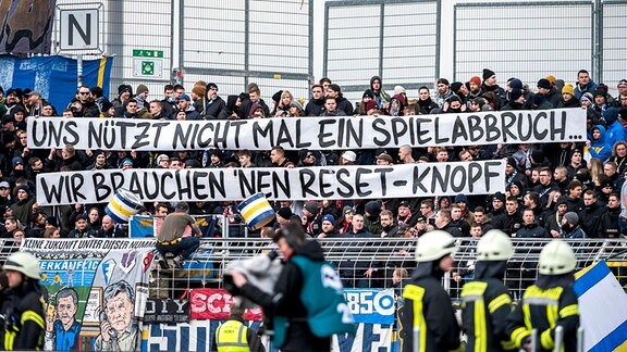  Die Fans des FC Carl Zeiss Jena mit einem Banner mit der Aufschrift «Uns nützt nicht mal ein Spielabbruch Wir brauchen nen Reset-Knopf» im 3. Liga Spiel des FC Carl Zeiss Jena gegen den TSV 1860 München.