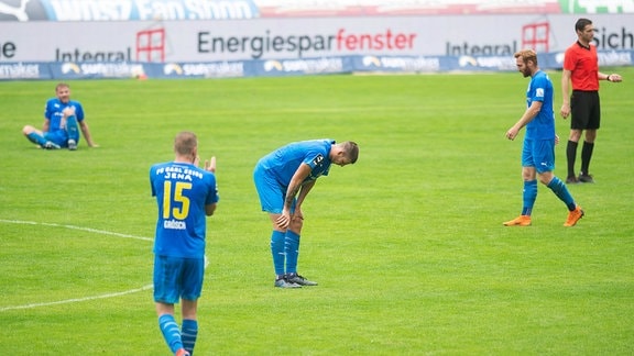 Enttäuschung nach dem Abpfiff bei den Spielern des FC Carl Zeiss Jena. Mitte mit gesenktem Kopf Maximilian Rohr